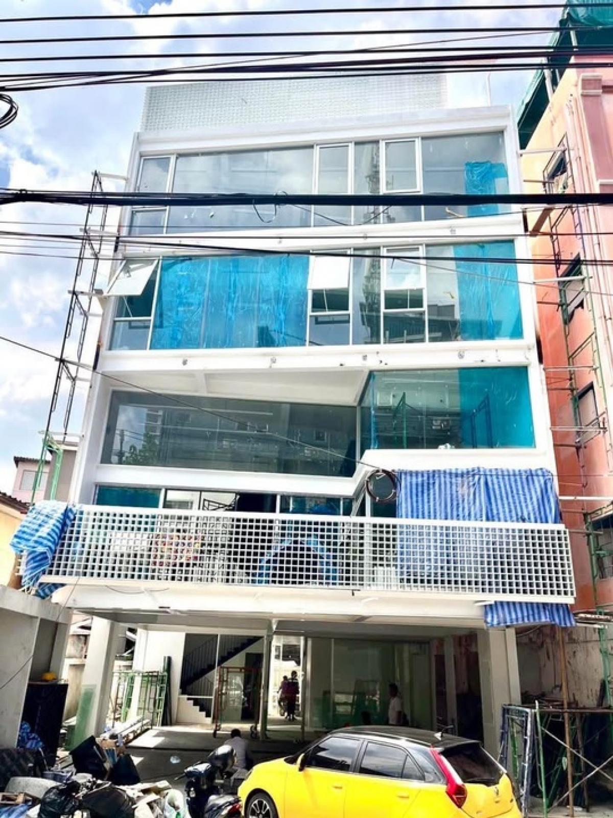 For SaleHome OfficeRatchadapisek, Huaikwang, Suttisan : 📢👇 Bare shell home office in the heart of the city, located in a prime business district.4-story building with a mezzanine and rooftop, suitable for various types of businesses, including a showroom, studio, clinic, shop, café, or office, near The Street