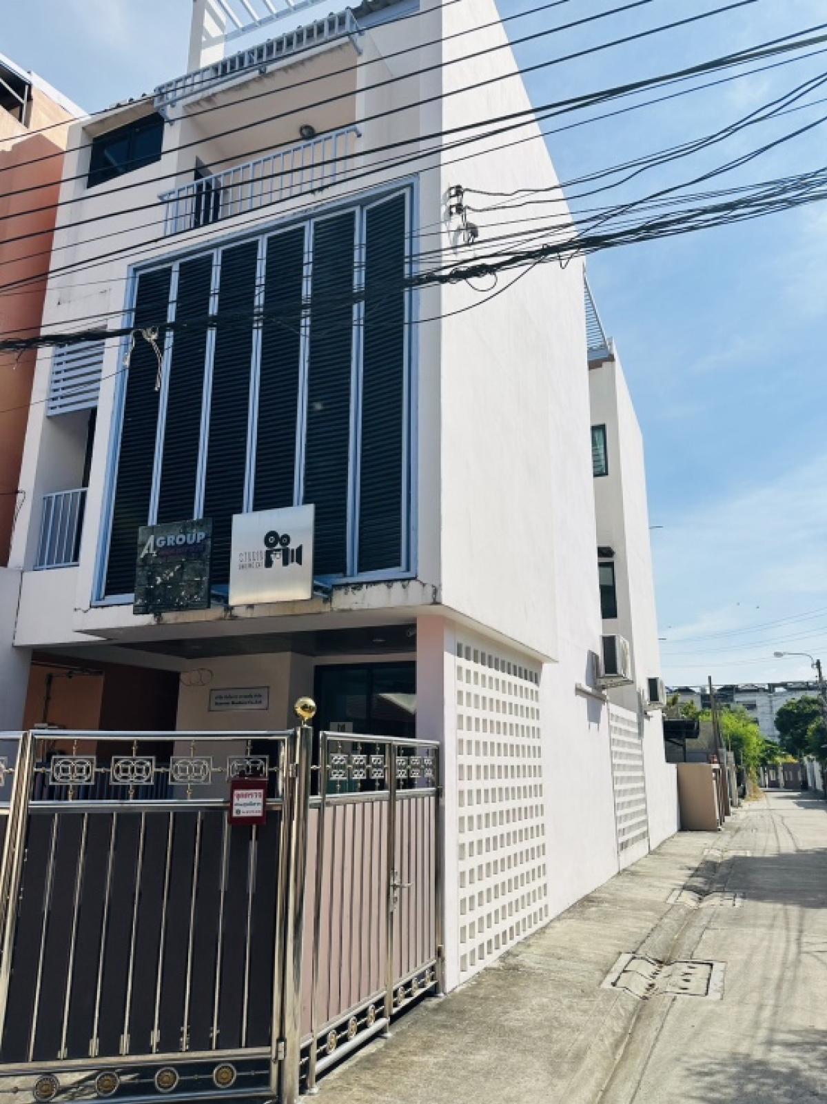 For SaleTownhouseLadprao, Central Ladprao : For sale: 3-storey townhouse, corner plot, Soi Lat Phrao 18, near MRT Lat Phrao and BTS Mo Chit