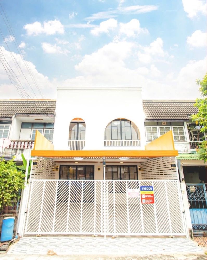 For SaleTownhouseLadprao101, Happy Land, The Mall Bang Kapi : 2-storey townhouse, 3 bedrooms, 2 bathrooms, Prachakon Thai Village, Soi 8, Lat Phrao 93, newly renovated, minimalist style, very good location, near the Yellow Line BTS station, special price, only 4.29 million baht!