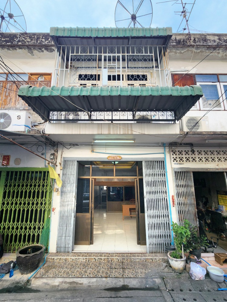 For RentShophouseWongwianyai, Charoennakor : Shophouse for rent, Ban Khaek Intersection, 2 and a half floors, near Big C, Itsaraphap [RAR2412-1780]