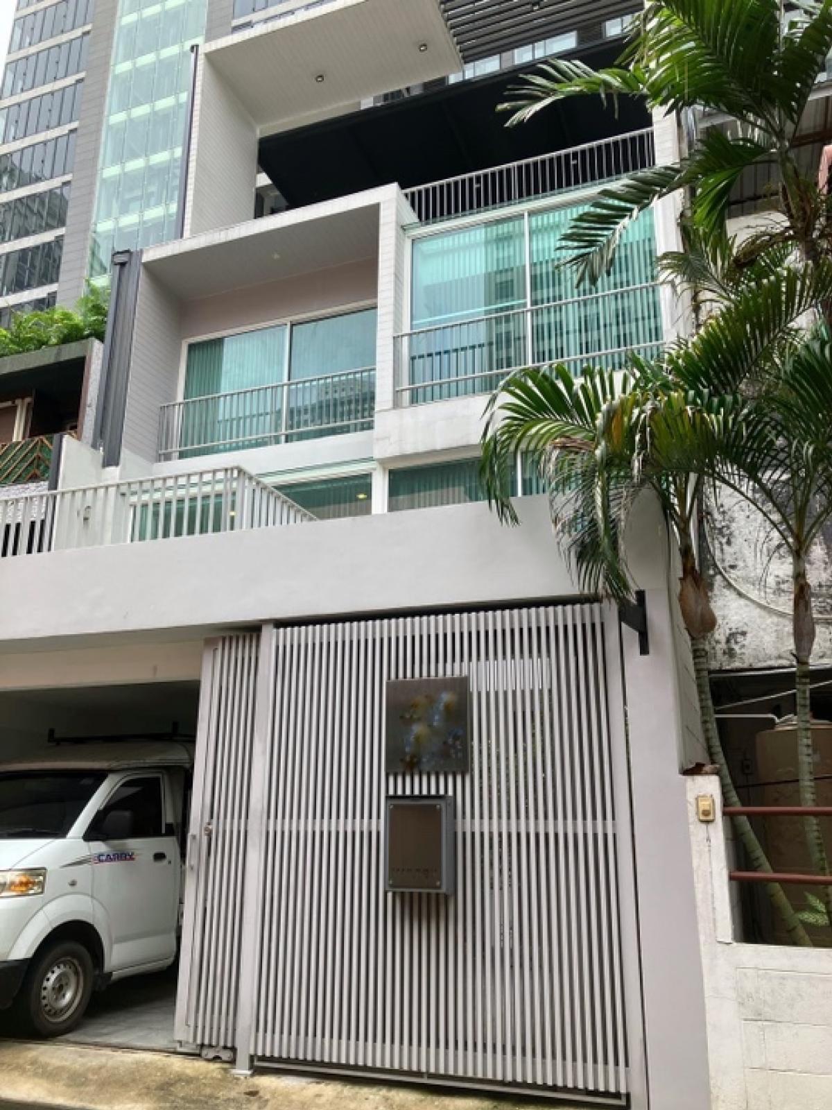 ให้เช่าทาวน์เฮ้าส์/ทาวน์โฮมนานา : 📢👇Newly renovated 3 story townhouse for rent