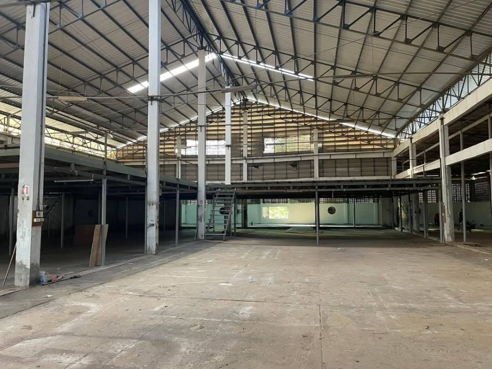 For RentWarehouseBang kae, Phetkasem : Factory/warehouse for rent, Phetkasem 63, Bang Khae, usable area 2,500 square meters, rent 200,000 baht per month, large vehicles can enter and exit.