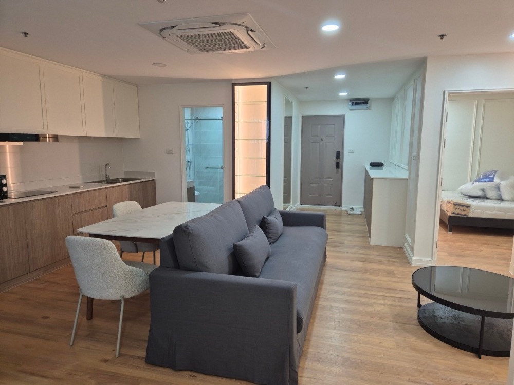 For RentCondoSukhumvit, Asoke, Thonglor : For rent Sukhumvit Living Town Asoke, large room, recently renovated, beautiful, cheap, ready to move in, near MRT Phetchaburi. Interested, add Line @841qqlnr