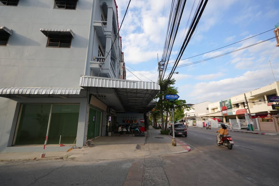 For RentShophouseChokchai 4, Ladprao 71, Ladprao 48, : 4-storey commercial building, good location, on the road, beautifully decorated, for rent in Lat Phrao-Wang Hin area, near Paolo Hospital Chokchai 4, only 1.7 km.