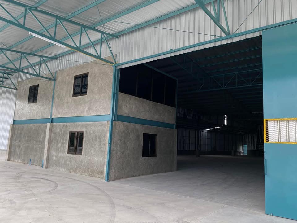 For RentWarehousePattaya, Bangsaen, Chonburi : New warehouse for rent  Mueang District #Chonburi, enter from the entrance of the alley 500 m. Size 1,000 sq m.