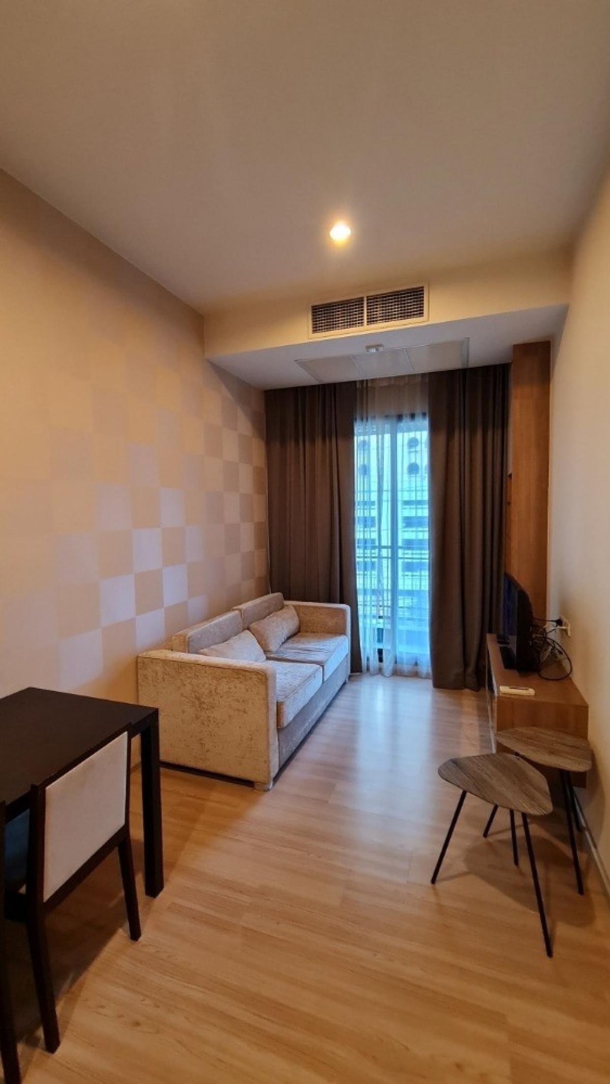 For RentCondoRama9, Petchburi, RCA : The Capital Ekamai-Thonglor Newroom VIP Zone Condo for RentNew Room VIP ZONE City ViewBuilt-in Furniture Modern Luxury Whole RoomReady to move in Type : 1B 1B 2 Air Conditioners2 Television Size : 38 sq.m. Floor : 5 VIP ZonePrice : 14.5K / Month(Promotion