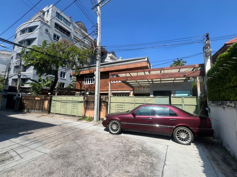 For SaleHouseRatchathewi,Phayathai : Here it is! House in Phaya Thai location, land for sale near Ari, Soi Phahonyothin 2, great location, near BTS Ari station.