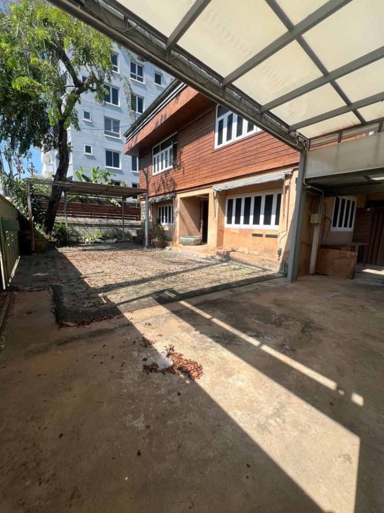 For SaleHouseRatchathewi,Phayathai : Here it is! House in Phaya Thai location, land for sale near Ari, Soi Phahonyothin 2, great location, near BTS Ari station.