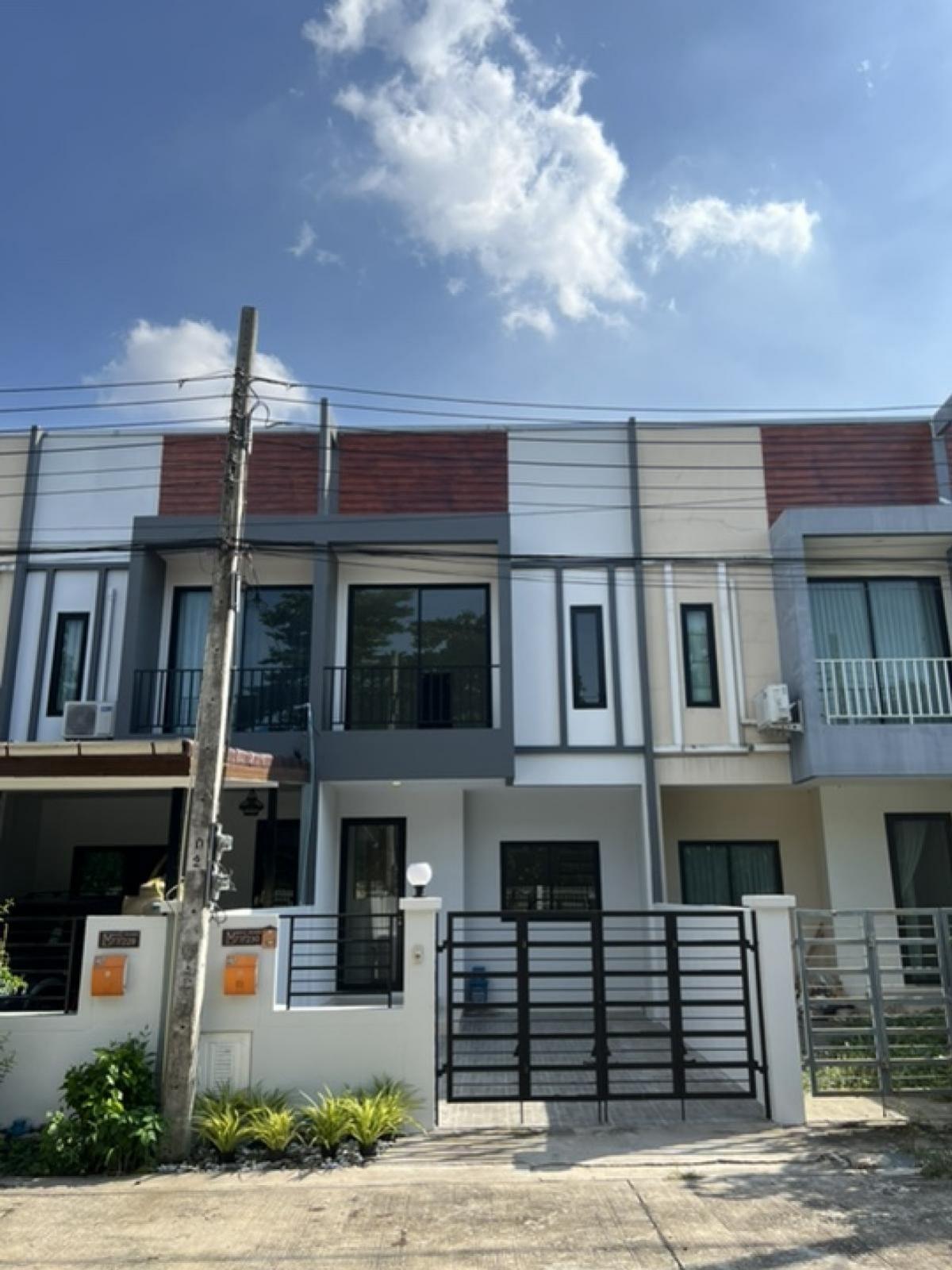 For SaleTownhomeVipawadee, Don Mueang, Lak Si : ✅Sell condo Merit Grand Donmuang (Merit Grand Village, Don Mueang) 2-storey townhouse, size 19.9 sq.w., usable area 120 sq.m., can park 1 car, has 2 bedrooms, 2 bathrooms, can park another car *The front of the house is attached to the wall of the wide ro