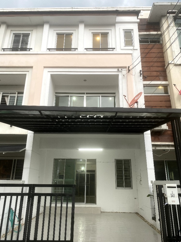 For RentTownhousePattanakan, Srinakarin : 3-storey townhouse! Great location, near the BTS, cheap for rent on Srinakarin Road (Srinakarin 24), Royal Monaco Village