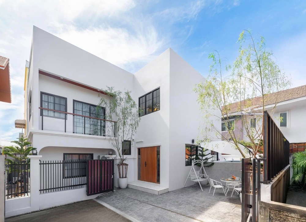 For SaleHouseRatchadapisek, Huaikwang, Suttisan : Urgent sale and rent single house  Modern Luxury Private Pool Villa@ Huaikwang Just carry your bags and move in to this luxurious detached house @ Huai Khwang.