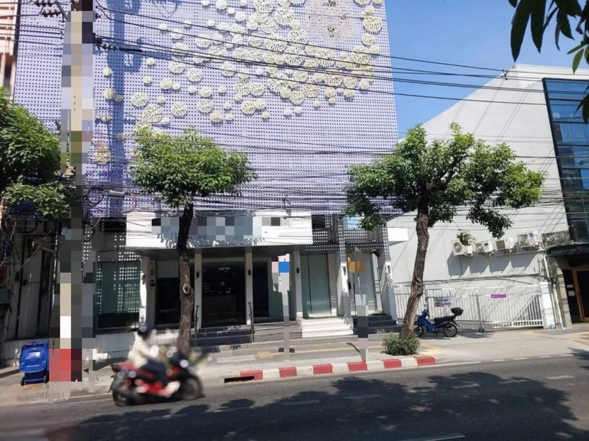 For RentShophouseKhlongtoei, Kluaynamthai : For rent: 3-storey building, land area 112 square wah, usable area 656 square meters, parking for 4 cars, located in Khlong Toei area, Bangkok.