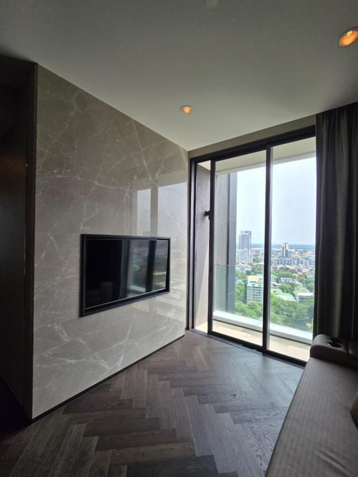 For RentCondoSukhumvit, Asoke, Thonglor : This room is a corner room with a beautiful view. Available ✅2 BR : The Esse Sukhumvit 36