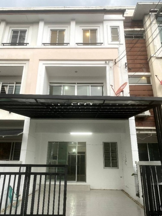 For RentTownhousePattanakan, Srinakarin : Townhouse for rent, Baan Klang Muang, The Royal Monaco, Srinakarin - Phatthanakan, near Seacon Square, Srinakarin, only 6 minutes.