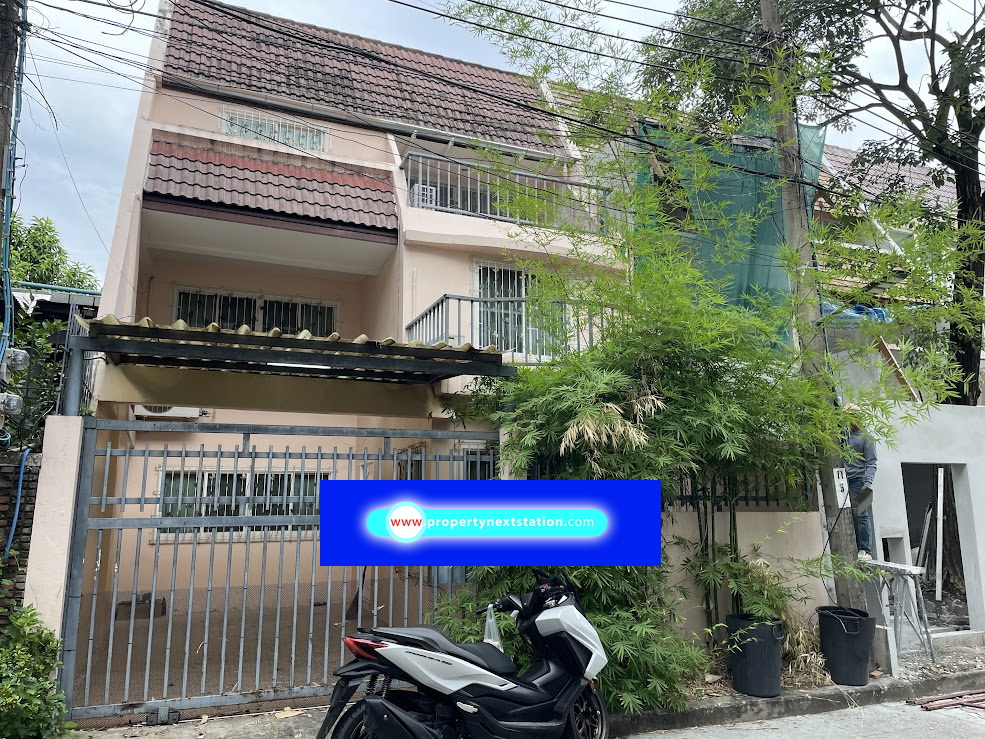 For RentTownhouseSukhumvit, Asoke, Thonglor : Townhouse 3 bedrooms, 3 bathrooms, 200 square meters, some furniture, quiet, for rent in Soi Sukhumvit 39