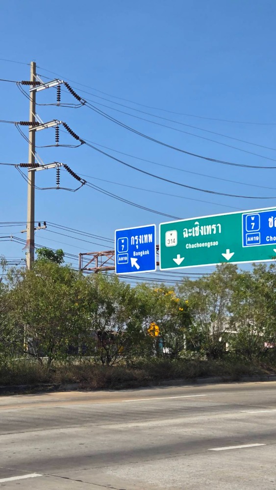 For SaleLandChachoengsao : Land near the motorway exit 300 meters, motorway entrance 500 meters, next to Siri Sot Road and alley roads, area 3-2-13 rai, price 35 million baht.