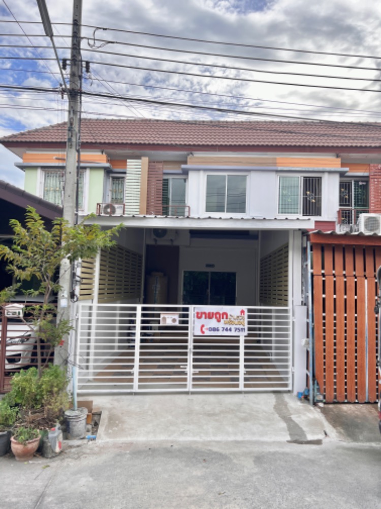 For SaleTownhomeSamut Prakan,Samrong : For sale: Residential house with commercial location. Project: Sawasdee Grand Ville Village, Phraeksa. Commercial location, on the main road.