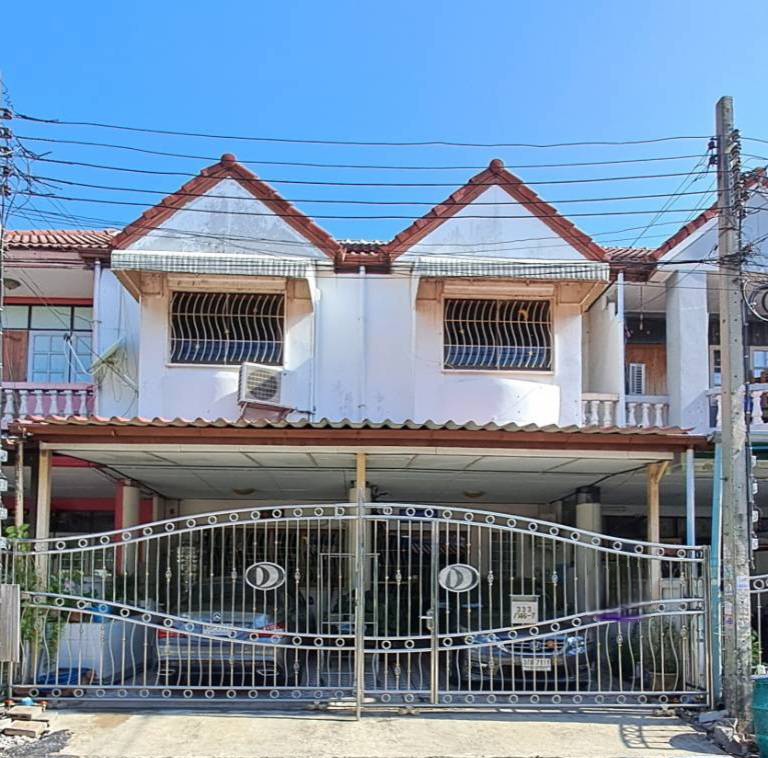 For SaleTownhouseNawamin, Ramindra : Two houses, 32 wa, Sai Mai, selling at a very cheap price.