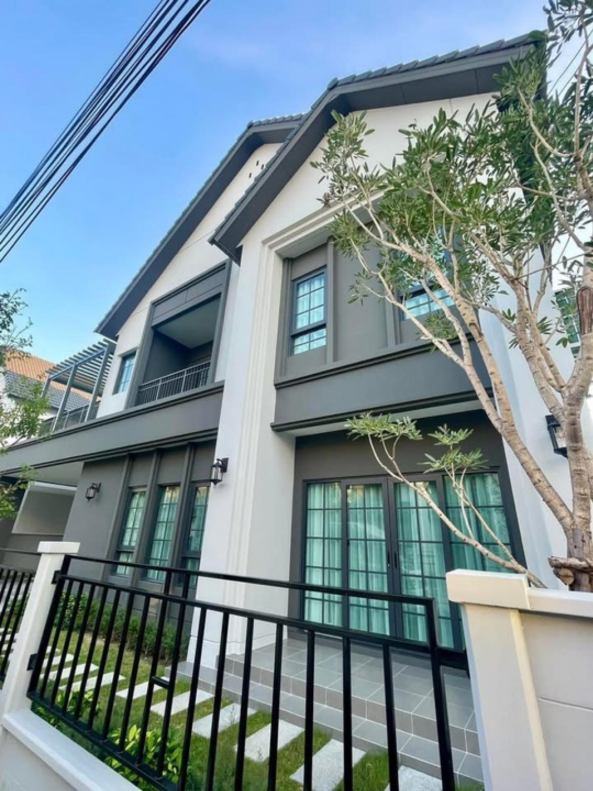 For SaleHouseBangna, Bearing, Lasalle : 📢👇 Sell with tenant til 12 January 26Brand new house , Feng Shui 10/10, fully furnished, roof for the laundry area has already been extended, near Mega Bangna, Concordian international school, Muang Kaew Golf Course