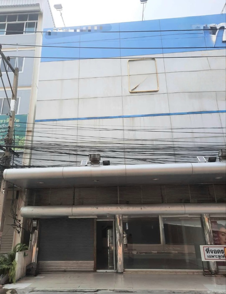 For RentShophousePathum Thani,Rangsit, Thammasat : For rent: 3-storey commercial building, 2 units connected together, next to the Rangsit Market parking building, near Prachathipat Hospital. Suitable for businesses that need a storefront, wholesale business, stock, or office.