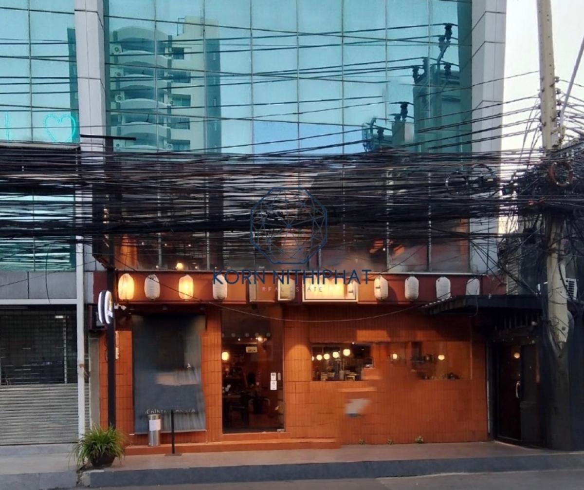 For RentShophouseSukhumvit, Asoke, Thonglor : For rent, business space, G floor + mezzanine, total 200 square meters, Soi Thonglor, Sukhumvit 55, Bangkok. Shared parking space for 30 cars, good location, connected to Soi Sukhumvit 49 and famous restaurants.