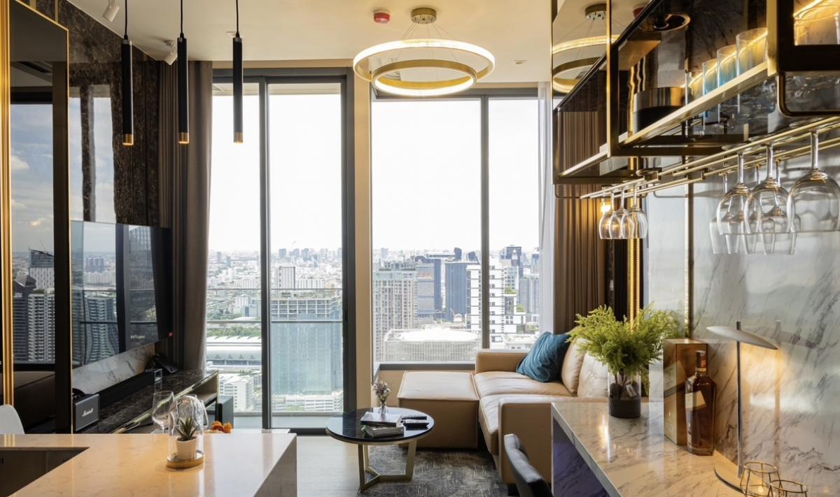 For SaleCondoSukhumvit, Asoke, Thonglor : Buy to sell the High Rise The Esse Asoke condo. Beautiful room, good decoration, Modern Luxury style, city location, near the Phetchaburi BTS BTS BTS Asoke 21, 1 bedroom, the cheapest in the project 44 sqm. Call 099-2636615/085-5549989.