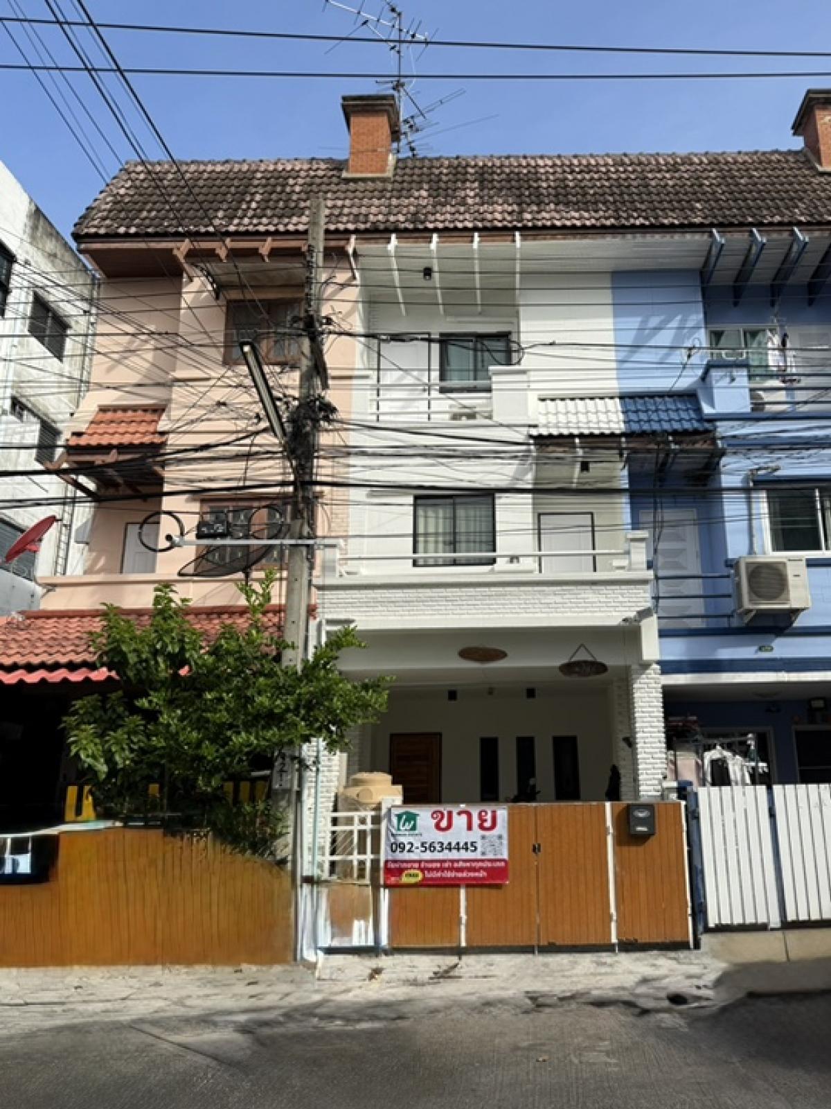 For SaleTownhouseChokchai 4, Ladprao 71, Ladprao 48, : 🔥Ready to move in, 3-storey townhouse, Nakniwat 38✅Very good location, house is at the beginning of the alley.