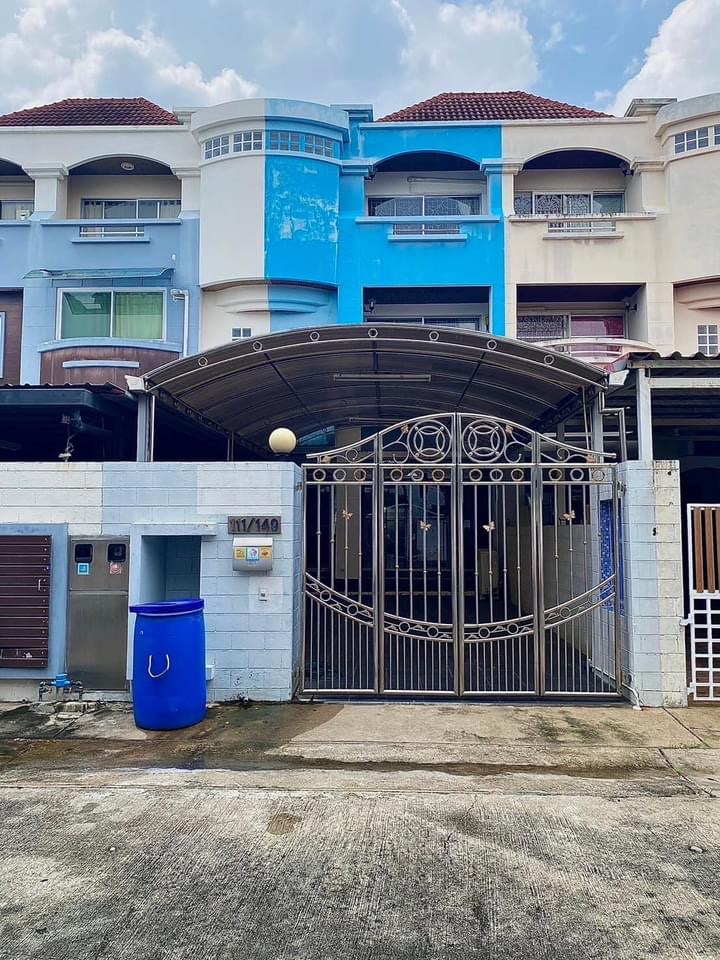 For RentTownhomeBangna, Bearing, Lasalle : For sale/rent: 3-storey townhouse, Happyland Village, Soi Lasalle 32. Interested, please contact 082-3223595.