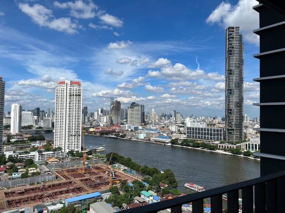 For RentCondoWongwianyai, Charoennakor : Near BTS Krung Thon Buri, which is a connecting station to the Gold Line And near the Purple Line extension, near the pier, surrounded by facilities such as hospitals