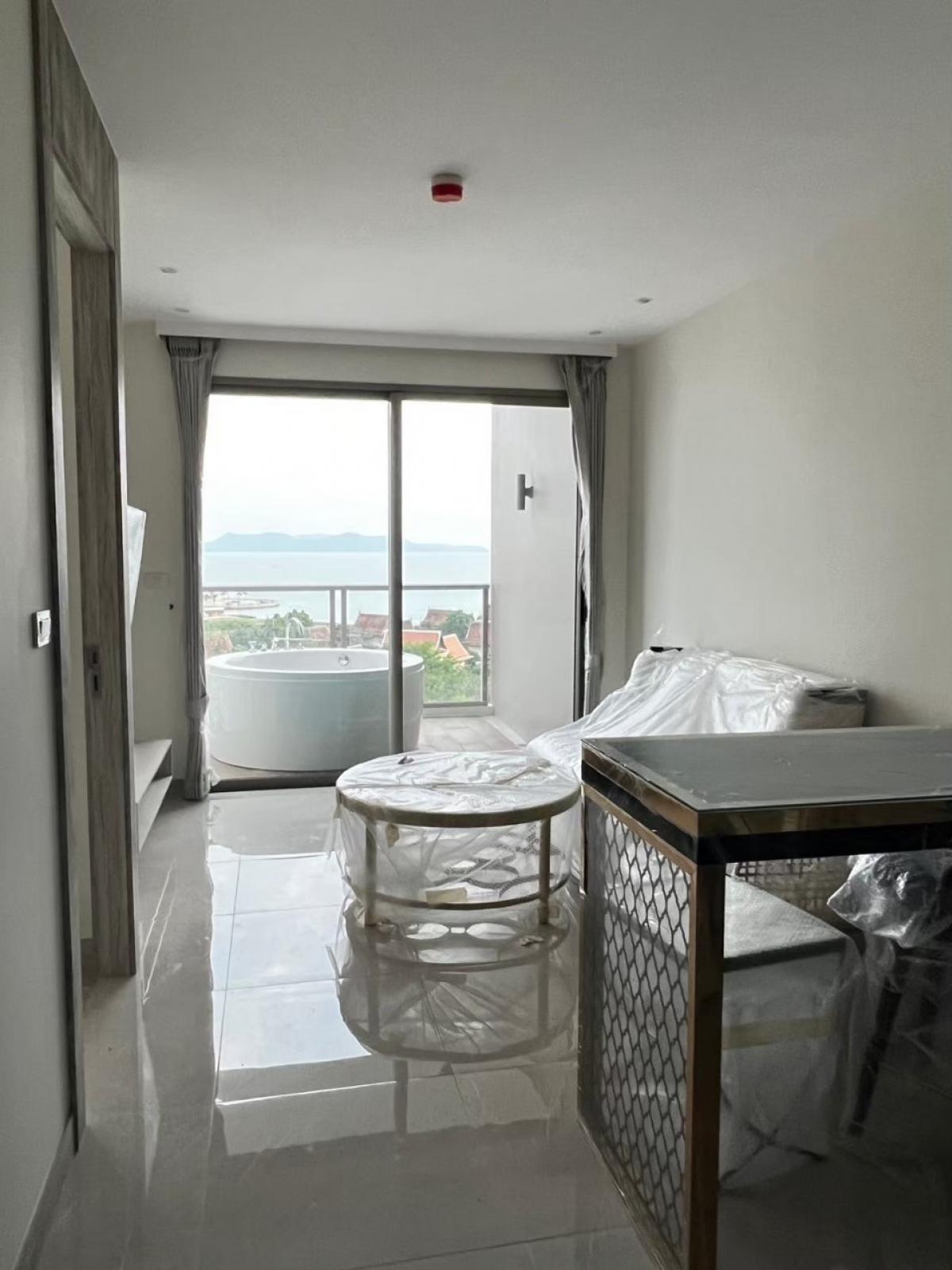 ขายคอนโดพัทยา บางแสน ชลบุรี สัตหีบ : For Sale 1 bed sea view with jacuzzi on balcony only  3 mins walk to the beach