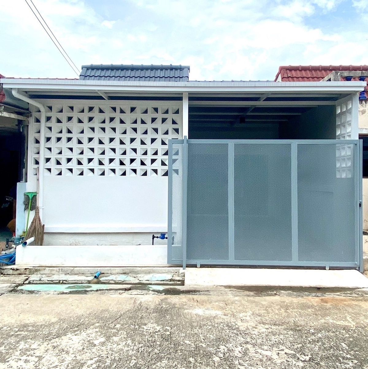 For SaleTownhomePathum Thani,Rangsit, Thammasat : House on the main road, suitable for business, corner house, lots of parking space, beautifully renovated house.