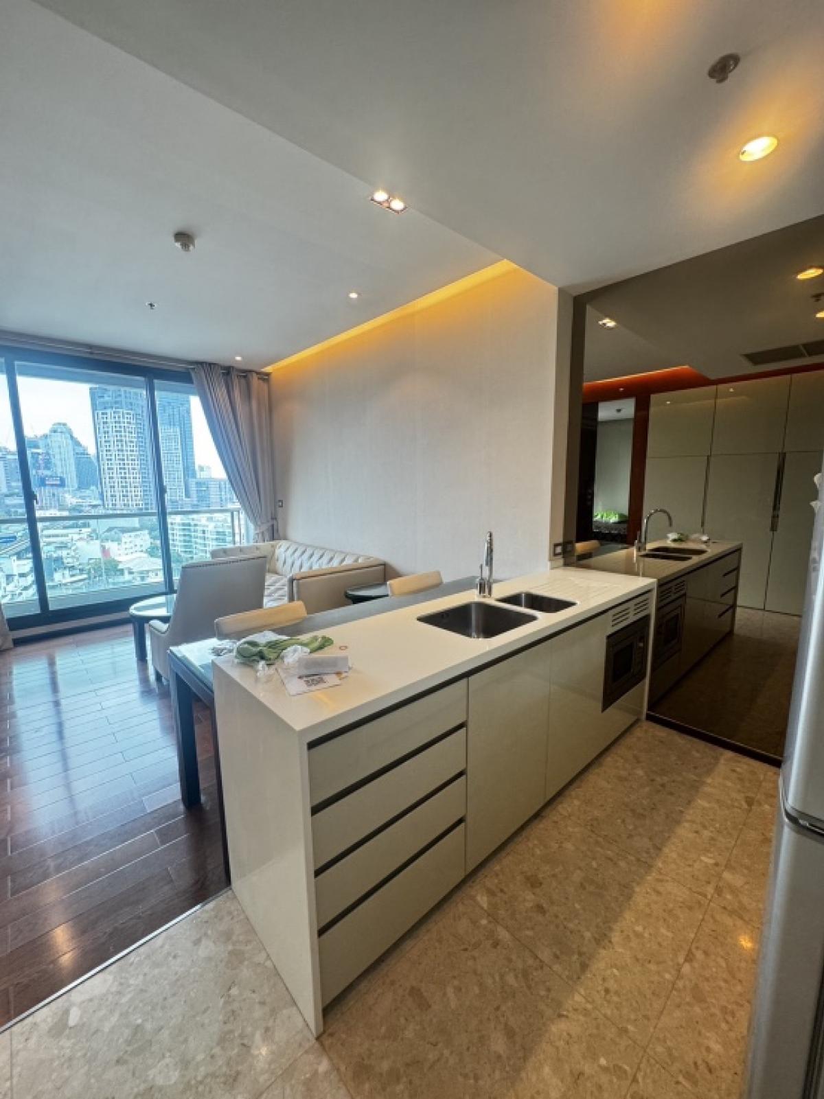 For SaleCondoSukhumvit, Asoke, Thonglor : Sell, buy condo near Empolium, EmQuartier, Em Sphere Bangkok BTS Phrom Phong, Thonglor Condo HighRise project The Address Sukhumvit 28, best location room, unblocked view, balcony, area 52 square meters, 1 bedroom, LINE ID: @951qfbfi