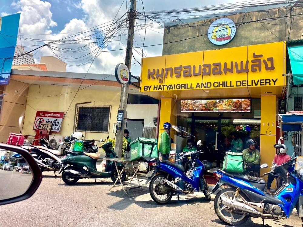 เซ้งร้านค้า ร้านอาหารหาดใหญ่ สงขลา : เซ้งหาคนมาดูแลต่อ เชนร้านอาหาร "หมูกรอบจอมพลัง" มี 5 สาขา และมีแฟรนไชส์  มีครัวกลางผลิตของตัวเอง