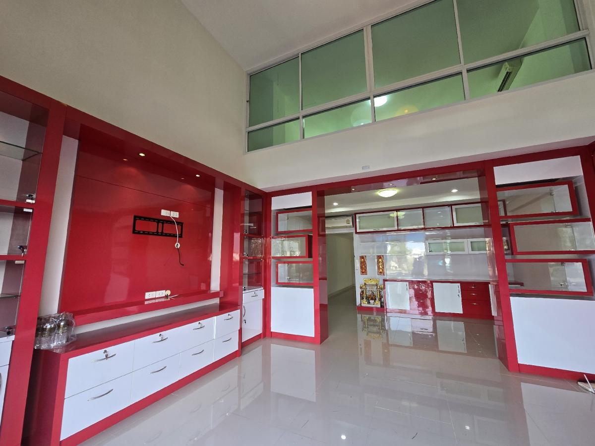 For RentShophouseVipawadee, Don Mueang, Lak Si : Direct from Owner! 🔥🔥🔥
For Rent: 3.5-Storey Commercial Building in a Prime Location
Chuan Chuen Modus Vibhavadi Project
业主直接出租！🔥🔥🔥
出租：3.5层商业建筑，黄金地段！
Chuan Chuen Modus Vibhavadi 项目