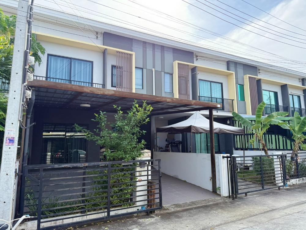 For SaleTownhomeLadkrabang, Suwannaphum Airport : Townhouse for sale, beautiful, good price, great location, many entrances and exits, near the Yellow Line and Airport Rail Link.