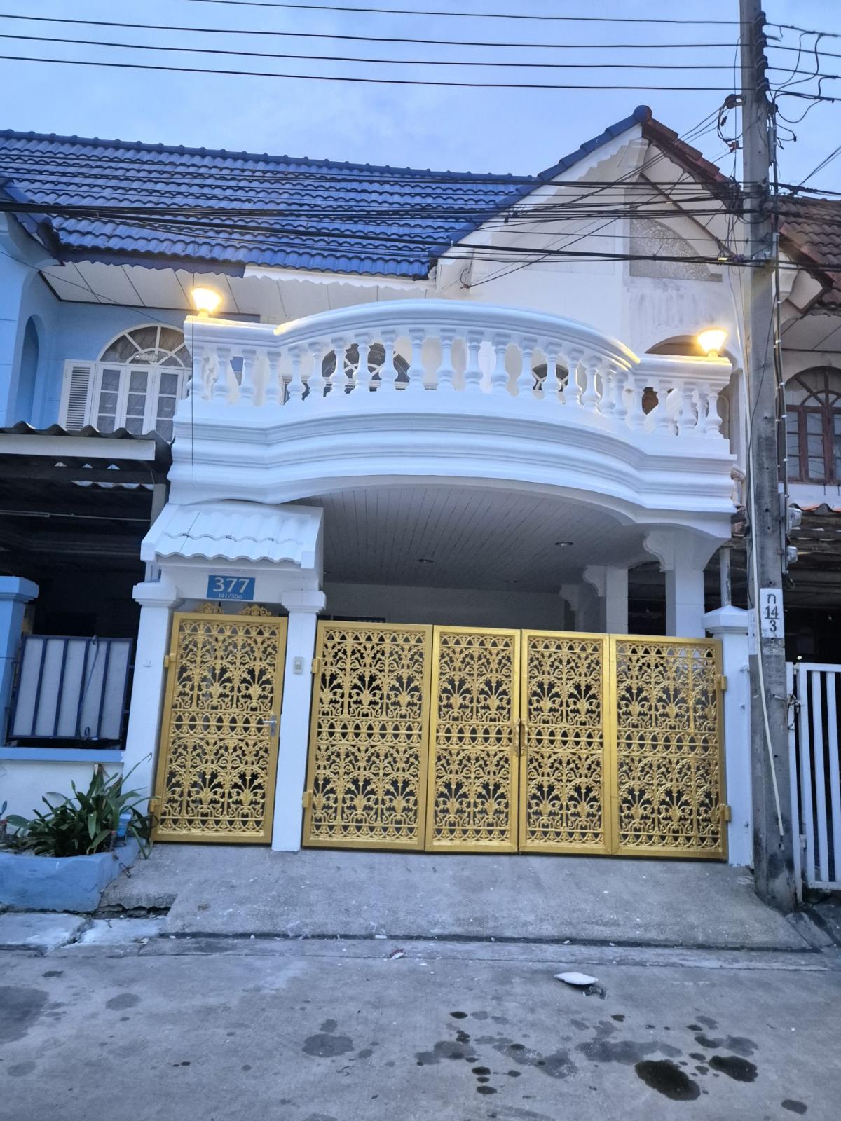 For RentTownhousePattanakan, Srinakarin : Townhouse for Rent20 sq.wa2 beds2 baths1 ParkingFully furnished Rent per month 20,000 bahtDeposit 2 months