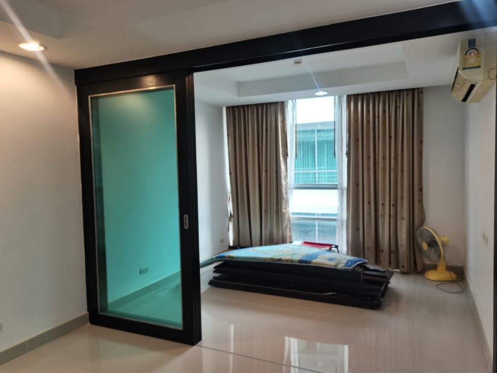 For SaleCondoRatchadapisek, Huaikwang, Suttisan : Selling with a heavy heart!! Good condition, never rented out, high floor room, building 4, the price is really cheap, you can compare it. You can make an appointment to see it every day.