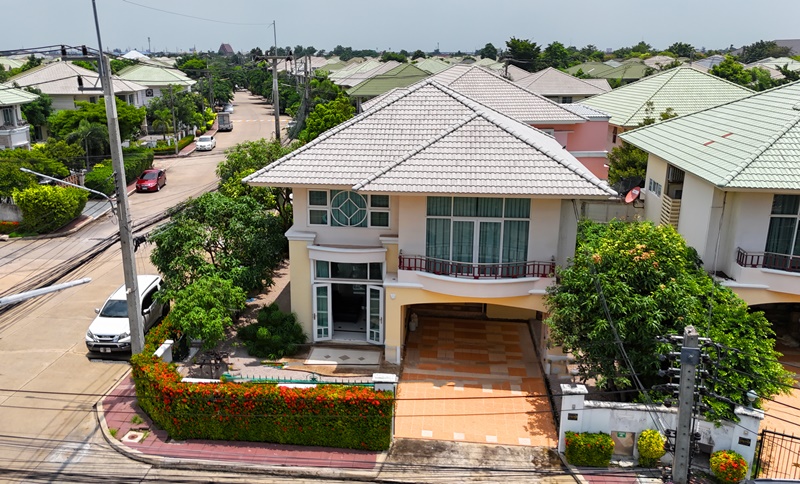 For SaleHouseEakachai, Bang Bon : 🎀 House. Corner plot, garden front, main road like this.. I fell in love.. 🔥 Beautiful house, good location, cheap price.. This kind is very hard to find..