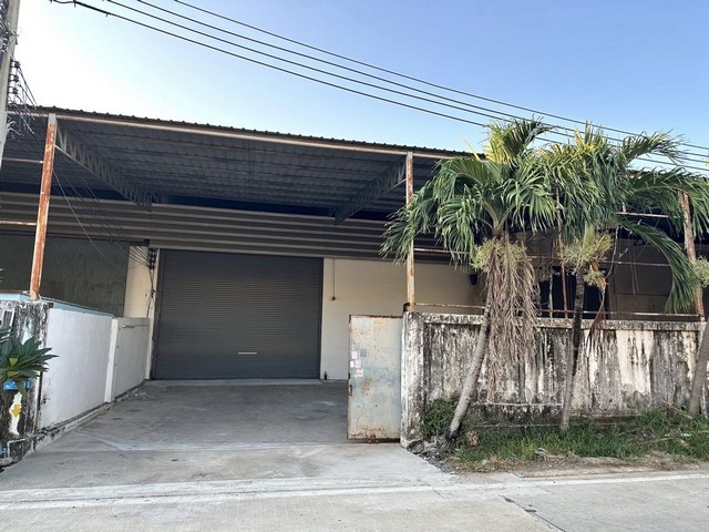 For RentWarehouseSamut Prakan,Samrong : RK587 Warehouse for rent, area 400 sq m, 3-phase electricity, 30/100, 3 bathrooms, located in Soi Bang Pla 2, Soi Thanaset, Bang Phli