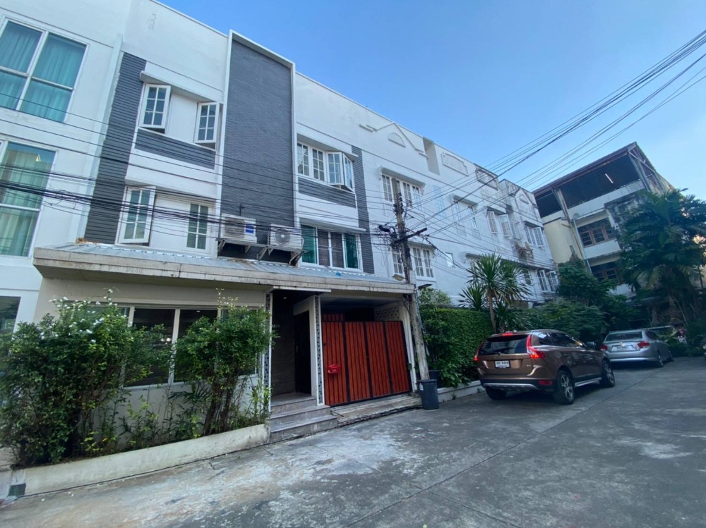 ขายทาวน์เฮ้าส์/ทาวน์โฮมอ่อนนุช อุดมสุข : Townhome Pridi Banomyong- Phrakanong New Hip area ทาวน์โฮม ย่านฮิต ปรีดีพนมยงค์ 42 , 6 นอน 3 ชั้น พื้นที่กว้างใหญ เชื่อมทางลัดสู่ เอกมัย ทองหล่อ