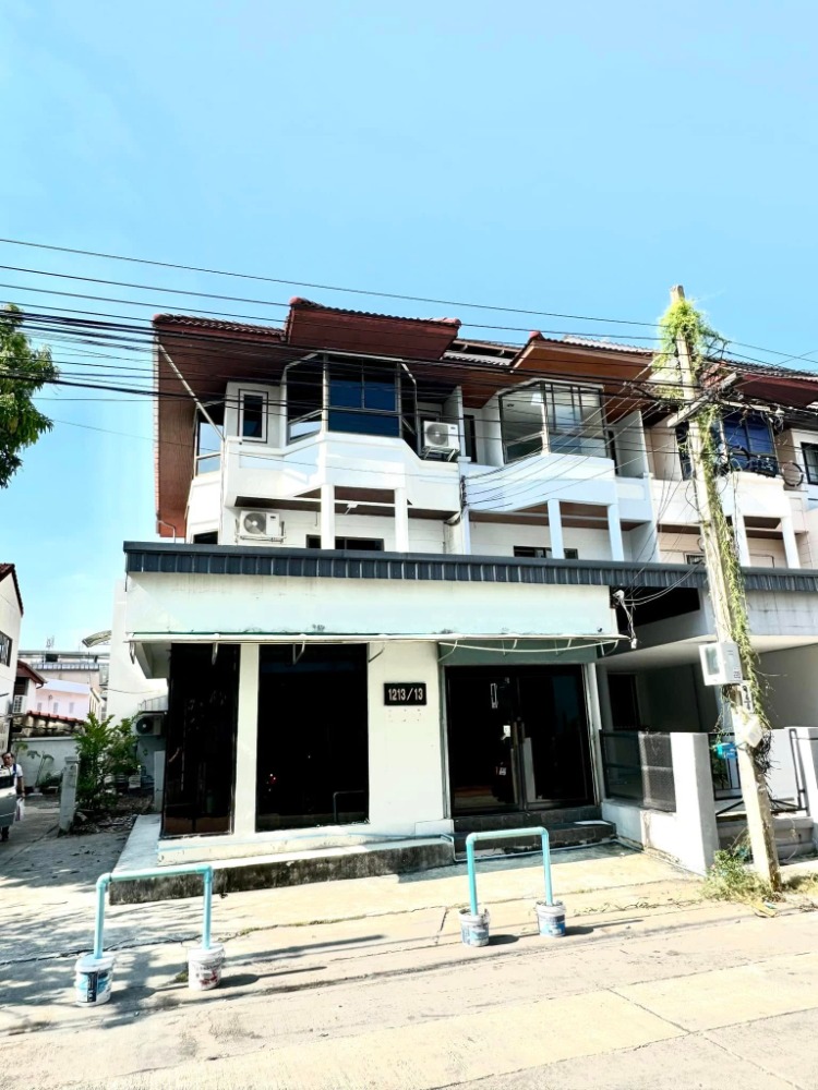 For RentHome OfficeRamkhamhaeng, Hua Mak : For rent: 3-storey home office, Soi Town in Town 2, Sriwara Road #home office #rental space #Sriwara #Town in Town #good location