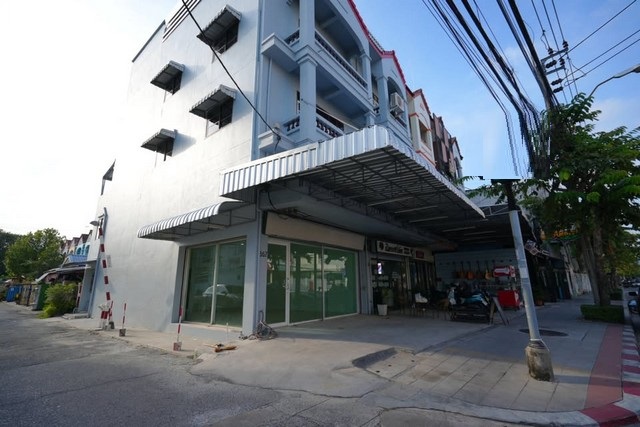 For RentShophouseChokchai 4, Ladprao 71, Ladprao 48, : RP211 Commercial building for rent, 4.5 floors, corner building, usable area 400 sq m., parking for 3 cars, located on the main road Lat Phrao Wang Hin.