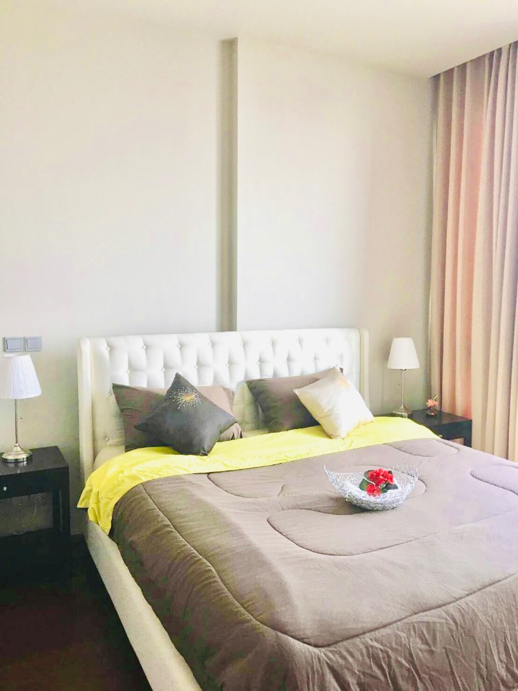 For RentCondoSukhumvit, Asoke, Thonglor : ให้เช่า (For Rent): Quattro by Sansiri /ควอทโทร บาย แสนสิริ 📐Size: 55 sq.m., 1 bedrooms, 1 bathroom, and a large living room   🏢 ทำเล: ทองหล่อ ซอย 4 ห่างจากสุขุมวิท 55 เพียง 600 เมตร เดินถึง BTS ทองหล่อได้ 🌆