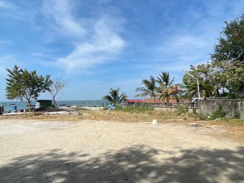 For SaleLandSriracha Laem Chabang Ban Bueng : Land for sale next to the sea in Bang Phra, 111 sq m. #Bang Phra Beach #Sri Racha