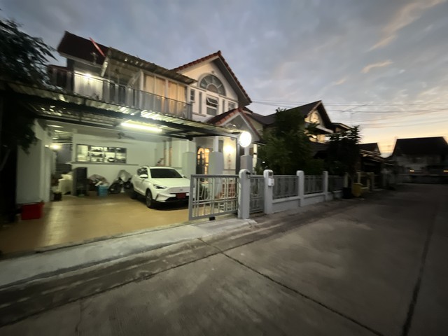 For SaleHouseSriracha Laem Chabang Ban Bueng : For sale: 2-storey detached house, Terrace Hill Village, Sriracha, large size, extended guest building, cheap price