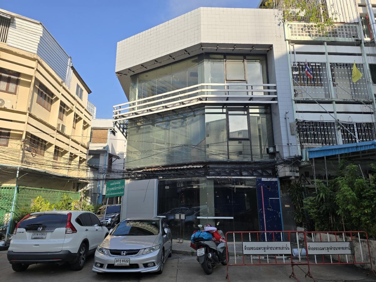 For RentShop HouseKhlongtoei, Kluaynamthai : 2-unit commercial building, Rama 4, near Khlong Toei intersection, opposite Med Park