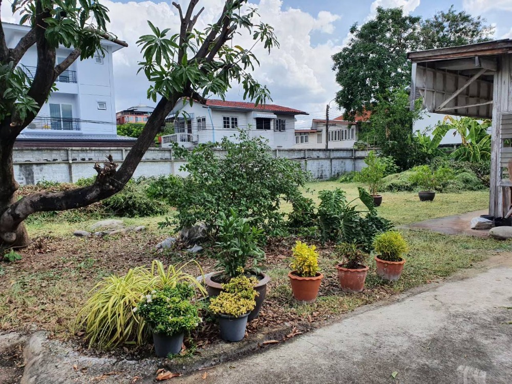 For SaleLandRatchadapisek, Huaikwang, Suttisan : Land for sale, good location, Soi Inthamara 28, near MRT Sutthisan, residential community