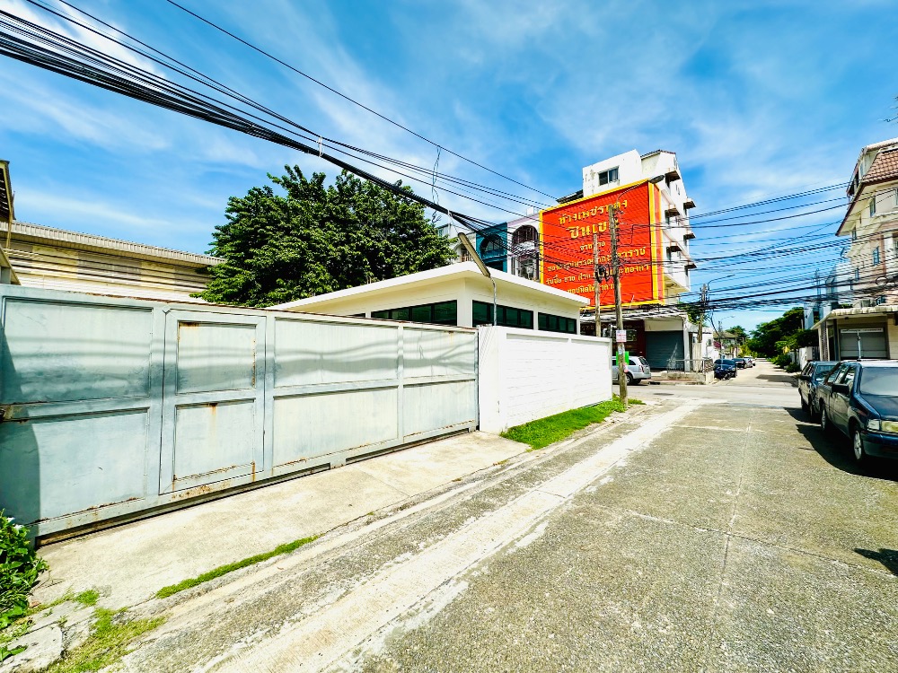 For SaleWarehouseVipawadee, Don Mueang, Lak Si : Land for sale with warehouse, Soi Chin Khet 1 (Ngamwongwan 43, Intersection 2), size 298 square wah, Thung Song Hong Subdistrict, Lak Si District, Bangkok