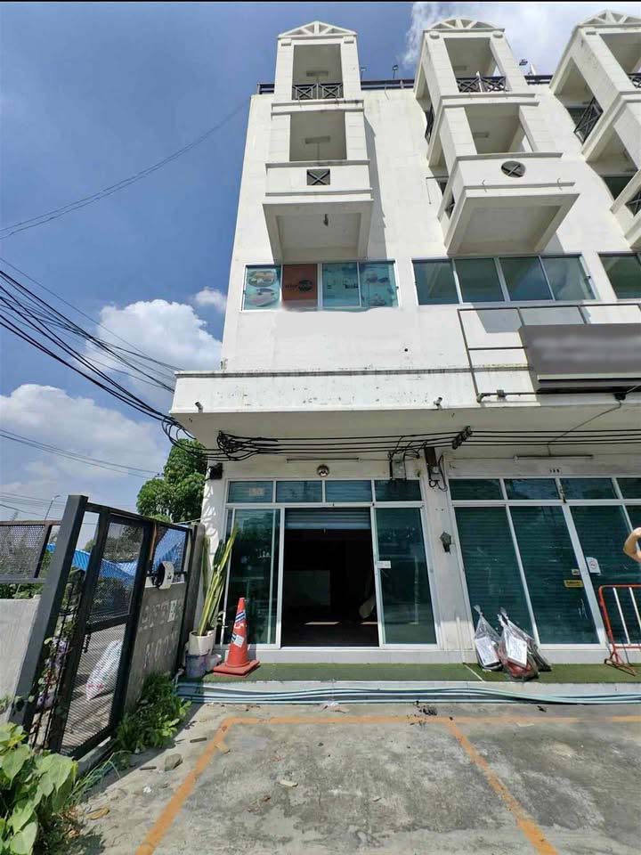 For RentShophouseOnnut, Udomsuk : Commercial building, 4 floors, 1 unit, good location, on the road, for rent, Bang Chak-Sukhumvit area, near Phra Khanong Pittayalai School, only 290 meters.