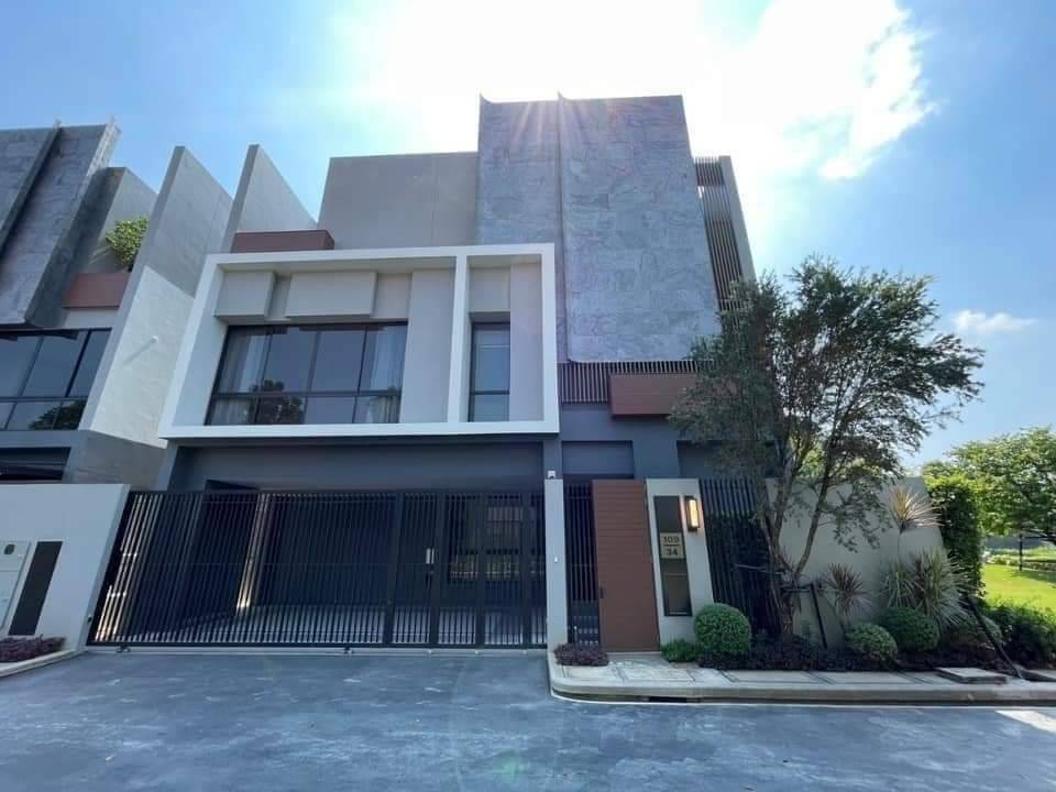 For RentHousePattanakan, Srinakarin : ● Modern style ● 3-story detached house, 69.30 sq.w. | 4 bedrooms, Elevator | Near Mandarin International School 4 mins, Ramkhamhaeng Advent International School 8 mins